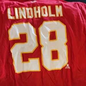 XL Calgary Flames Elias Lindholm tshirt